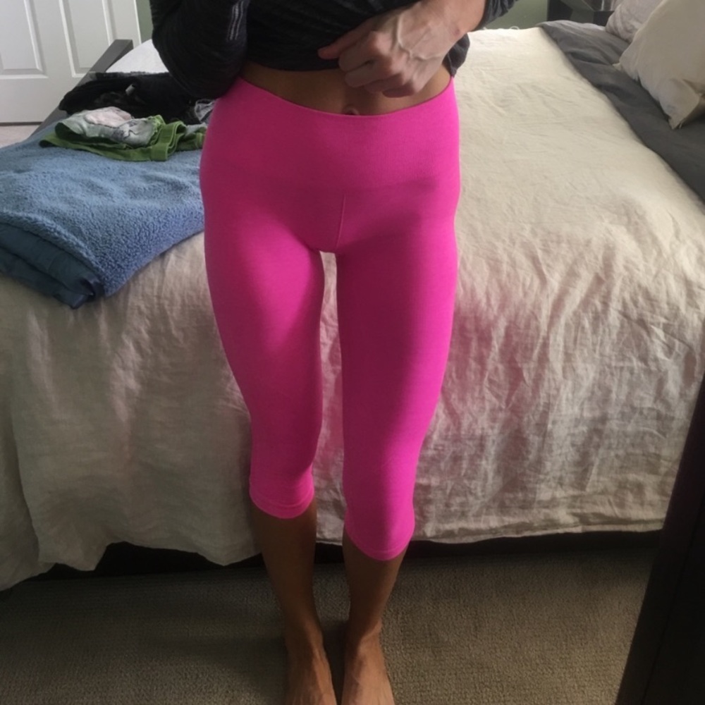 Lululemon hot pink NWOT size 4 Capri leggings....